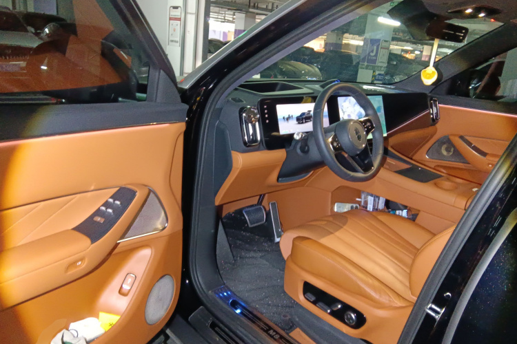 鸿蒙智行 问界M8 2025款 增程 Max+版 53.4kWh 6座版中控内饰20