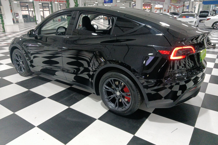 特斯拉 Model Y 2021款 标准续航后驱版车身外观4