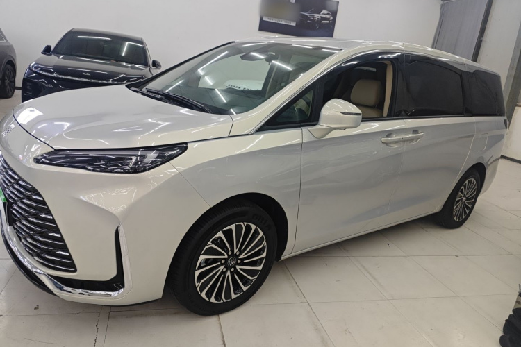 别克GL8新能源 2025款 陆尚 尊享版 7座车身外观4