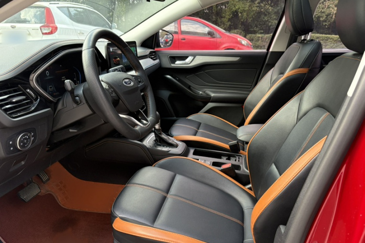 福特 福克斯 2022款 三厢 EcoBoost 180 自动竞速版中控内饰7008