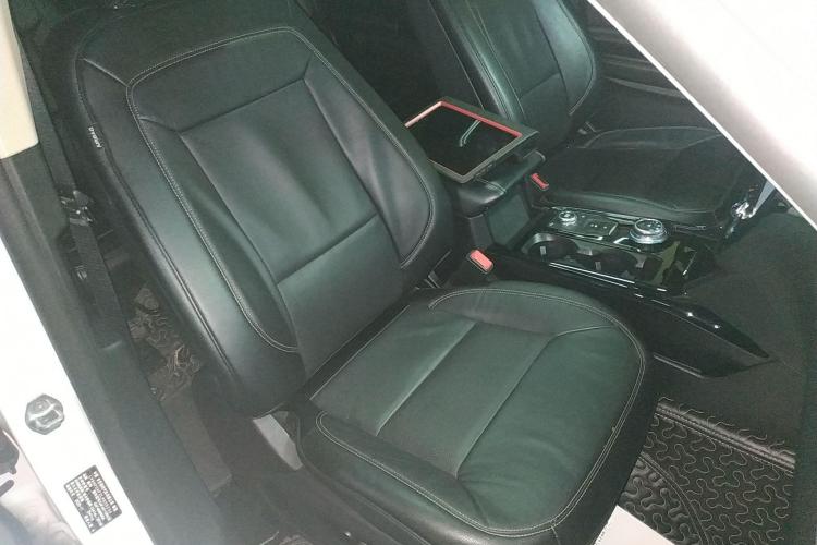 福特 探险者 2020款 EcoBoost 285 四驱风尚版 6座中控内饰41