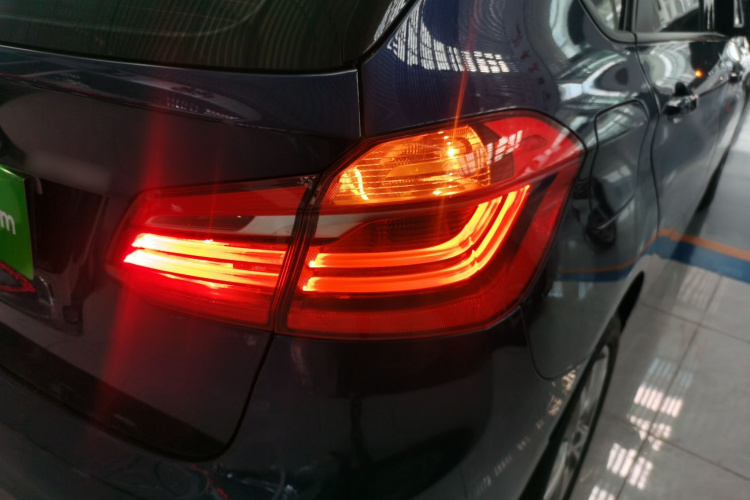 宝马2系旅行车 2016款 218i 领先型车身外观9