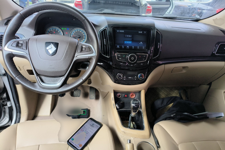 宝骏730 2014款 1.5L 手动豪华导航ESP版 7座中控内饰12