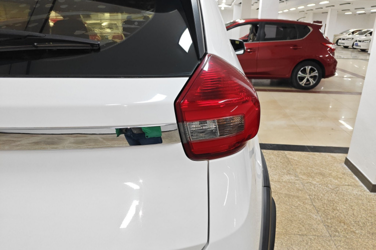 奇瑞 瑞虎3X 2017款 1.5L 手动时尚版车身外观9