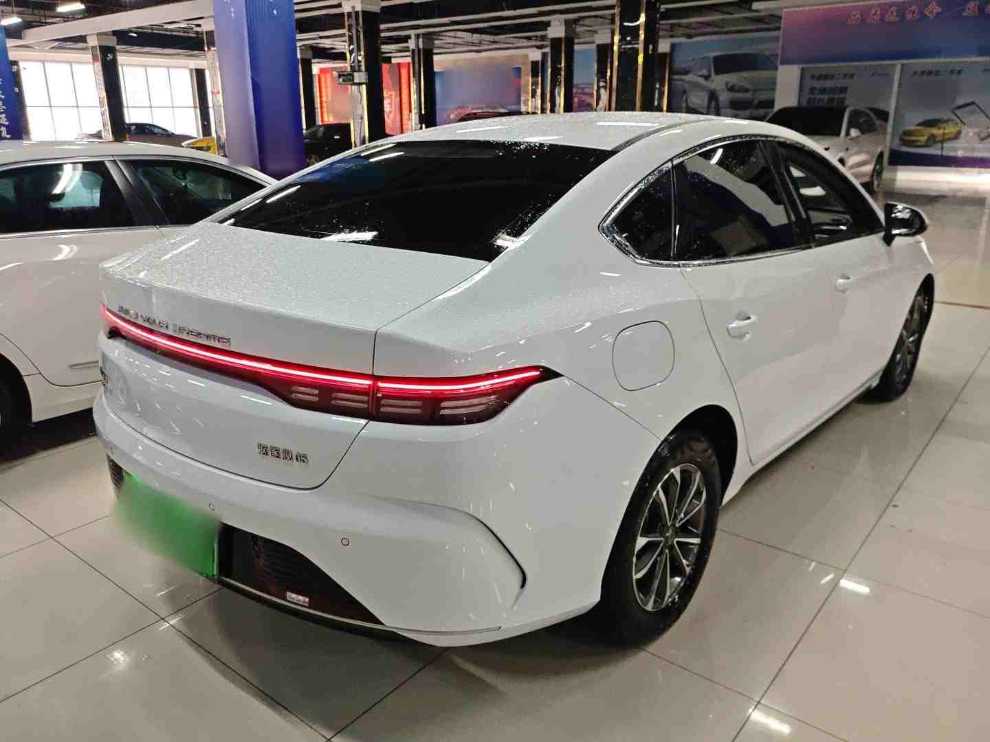车辆右后45度外观展示