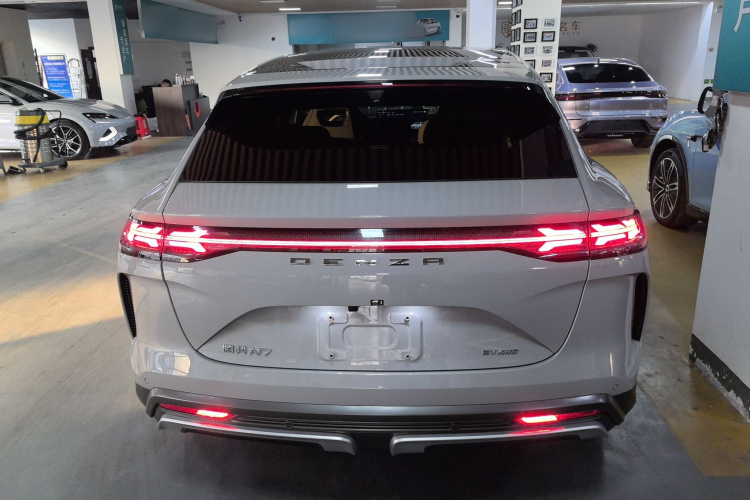 腾势N7 2023款 长续航性能版车身外观6