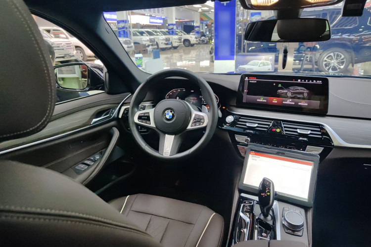 宝马5系 2022款 改款 530Li 领先型 M运动套装中控内饰13