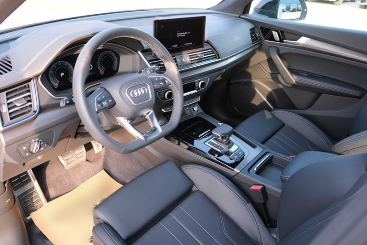 奥迪Q5L 2025款 45周年典藏版 40 TFSI 豪华动感型中控内饰7002