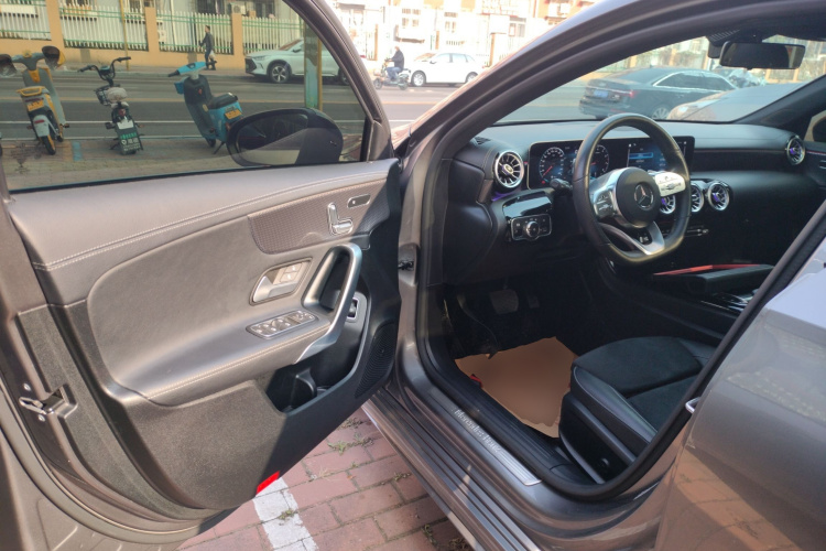 奔驰A级 2020款 改款 A 200 L 运动轿车时尚型中控内饰20