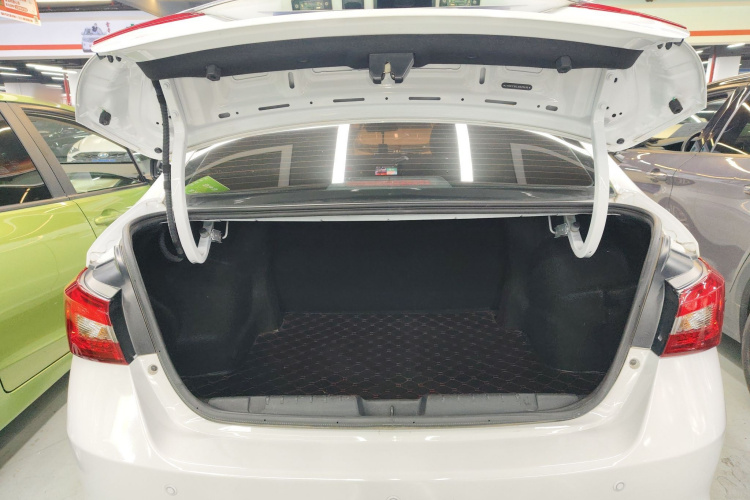 奇瑞 艾瑞泽5 2017款 1.5L CVT豪华版机舱底盘23