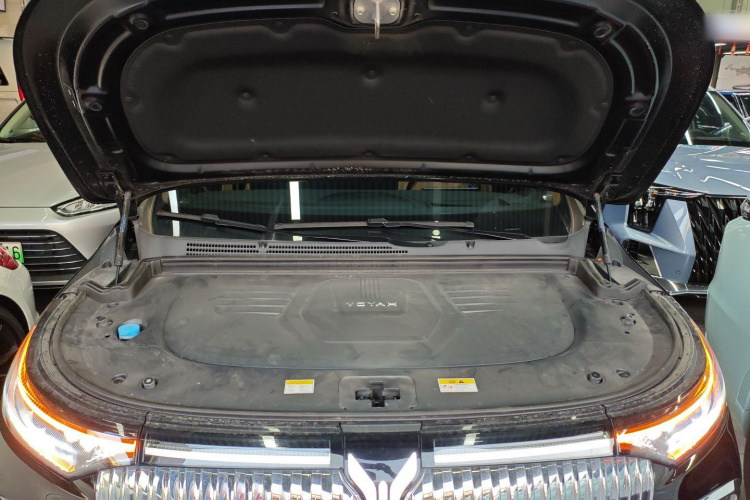 岚图汽车 岚图梦想家 2025款 PHEV 四驱尊贵鲲鹏版机舱底盘24