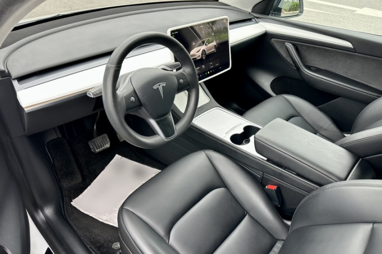 特斯拉 Model Y 2022款 改款 后轮驱动版中控内饰7002