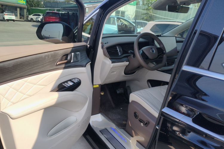 腾势D9 2022款 DM-i 970 四驱旗舰型中控内饰7003