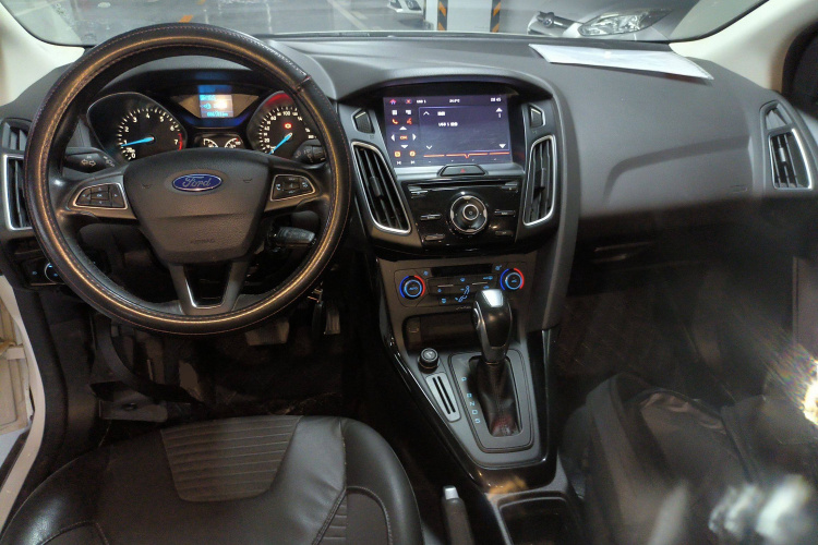 福特 福克斯 2015款 三厢 1.6L 自动风尚型中控内饰12