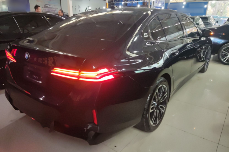 宝马5系 2025款 530Li 领先型 M运动套装车身外观6005