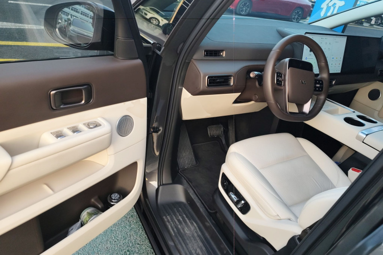 理想汽车 理想MEGA 2024款 Ultra中控内饰20