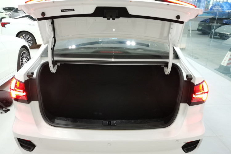 荣威i5 2021款 1.5L CVT铂金版机舱底盘23