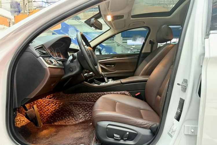 宝马5系 2014款 525Li 豪华设计套装中控内饰7002