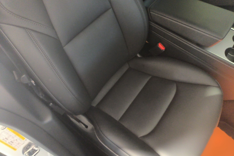 特斯拉 Model Y 2021款 长续航全轮驱动版 3D7局部细节41