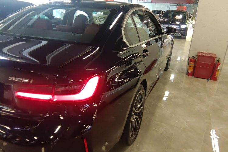 宝马3系 2025款 325i M运动套装车身外观9