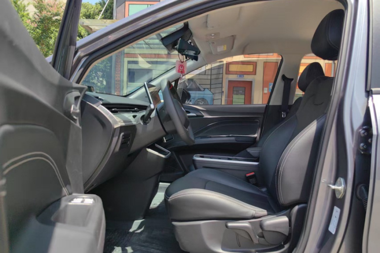 哪吒汽车 哪吒AYA 2023款 318 Lite车身外观6005