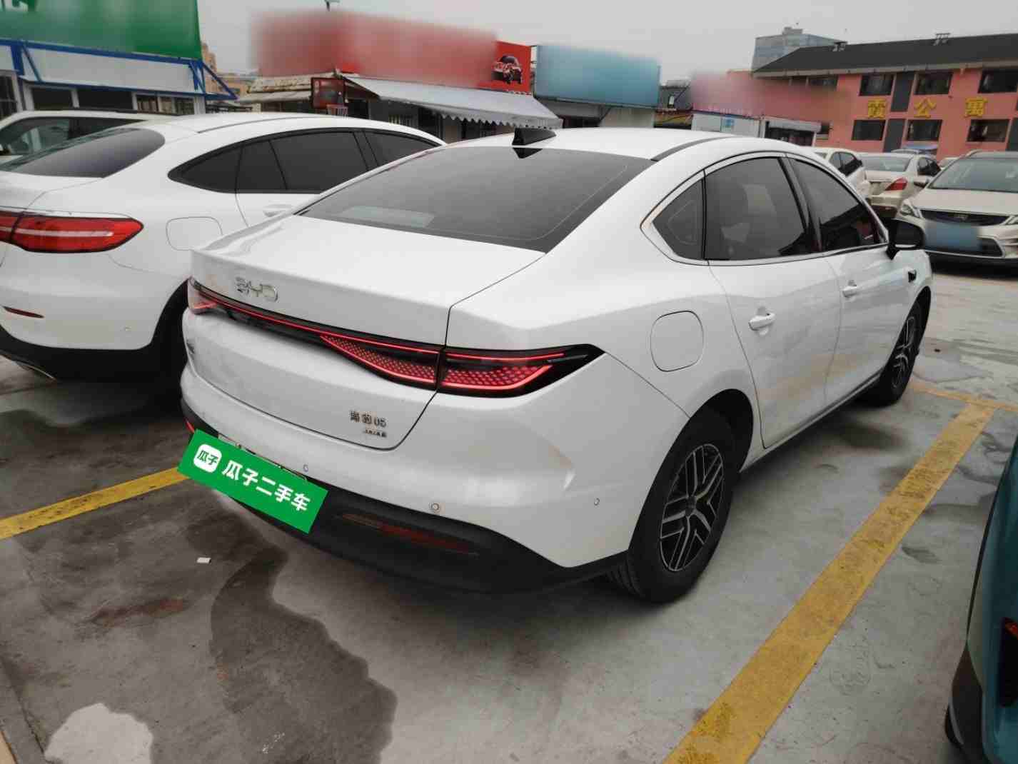 车辆右后45度外观实拍