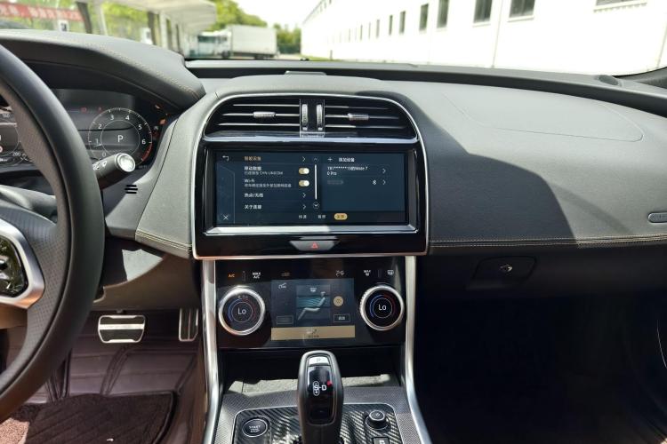 捷豹XEL 2024款 2.0T 250PS R-DYNAMIC S进取运动版中控内饰7003