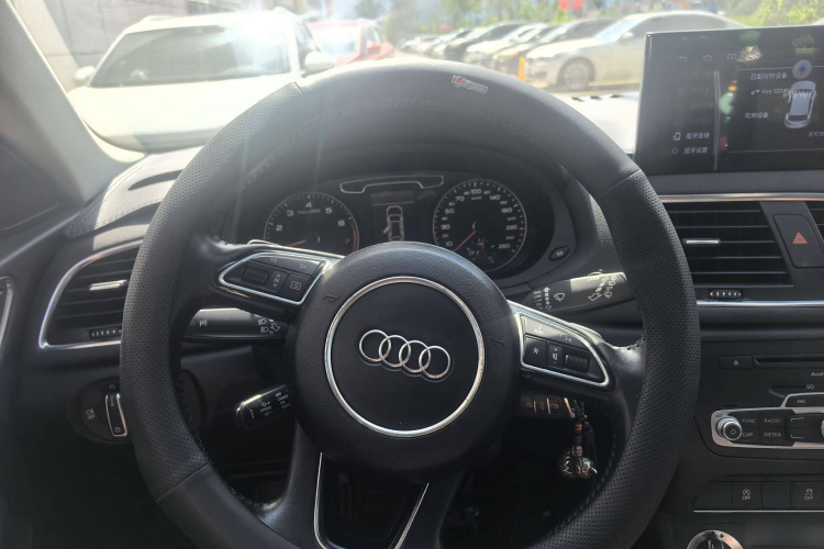 奥迪Q3 2015款 35 TFSI 进取型中控内饰7002