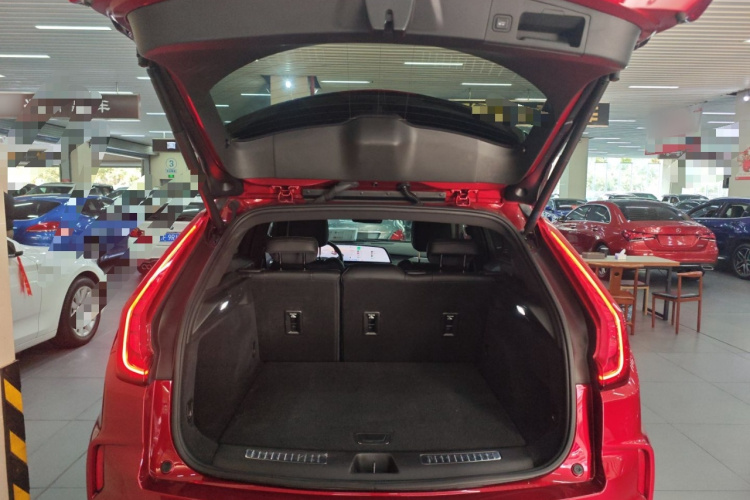 凯迪拉克XT4 2024款 28T 两驱尊贵型机舱底盘23