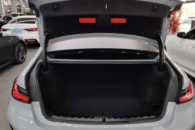 宝马3系 2025款 330i M运动曜夜套装机舱底盘23