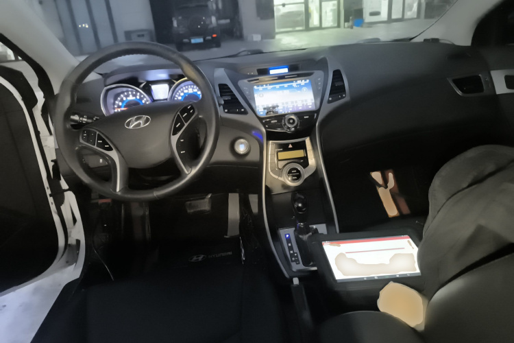 现代 朗动 2012款 1.6L 自动尊贵型中控内饰12