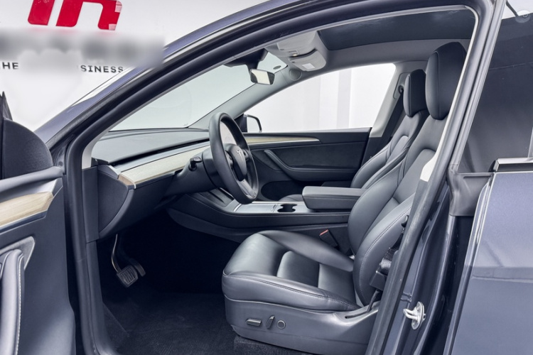 特斯拉 Model Y 2022款 改款 后轮驱动版中控内饰7003