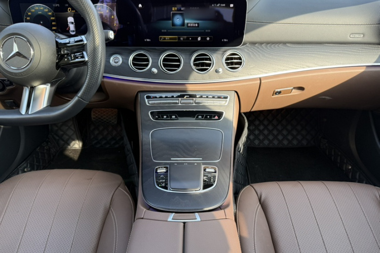 奔驰E级(进口) 2023款 E 300 时尚型运动版中控内饰7006