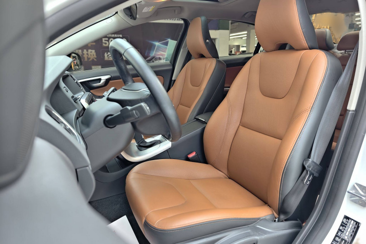 沃尔沃S60 2018款 S60L T3 智进版中控内饰7001
