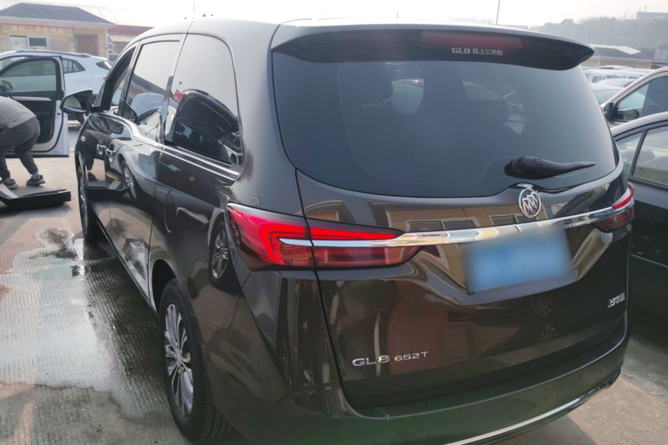 别克GL8 2021款 陆上公务舱 652T 舒适型车身外观4