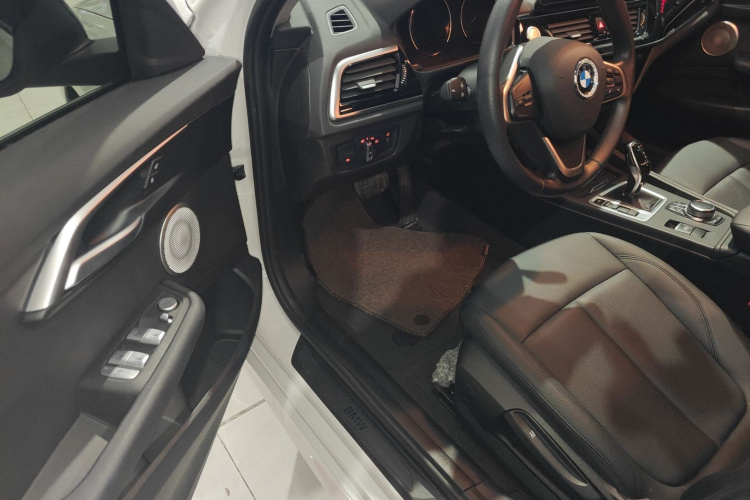 宝马1系 2023款 120i M运动版中控内饰19