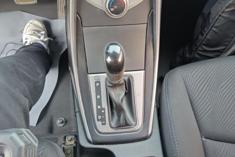 现代 朗动 2013款 1.6L 自动领先型局部细节18