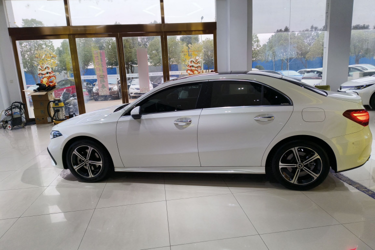 奔驰A级 2023款 A 200 L 时尚型车身外观4