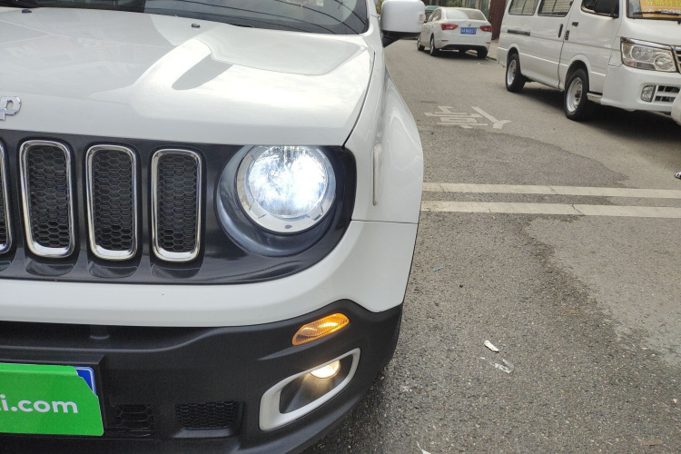 Jeep 自由侠 2018款 互联大屏版 180T 自动高能版局部细节36