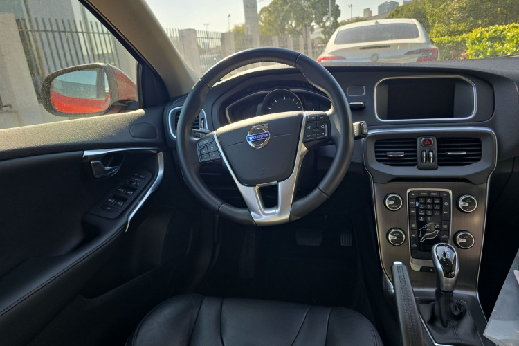 沃尔沃V40 2016款 T3 智逸版中控内饰13