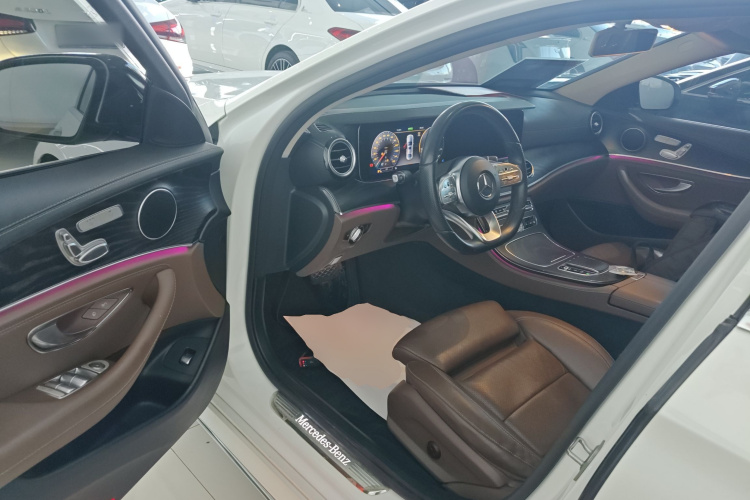 奔驰E级 2019款 E 260 L 运动型中控内饰20