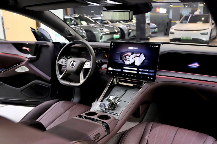 腾势Z9GT 2024款 1100四驱Max首发版中控内饰7001