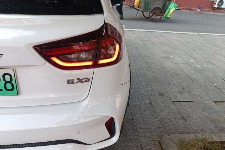 吉利几何 EX3 功夫牛 2021款 坚强牛牛车身外观6006