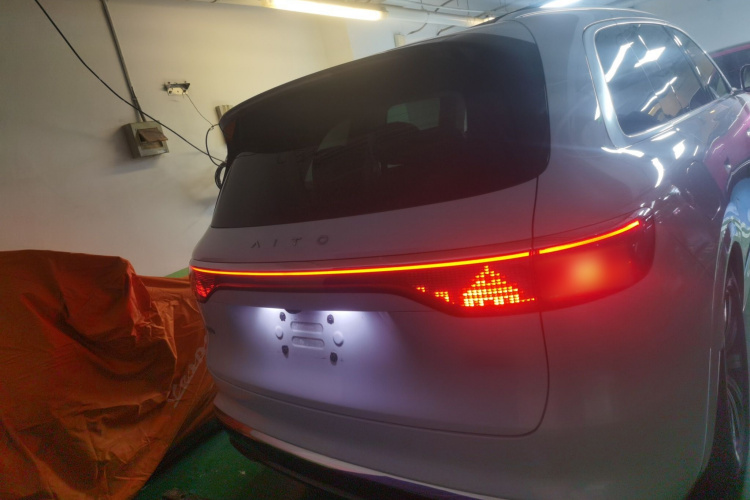 鸿蒙智行 问界M8 2025款 增程 Max+版 53.4kWh 6座版车身外观6004