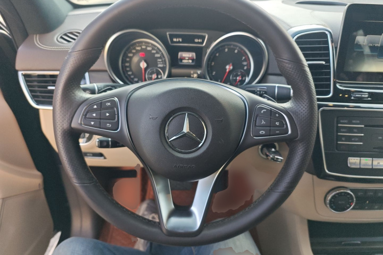 奔驰GLE 2017款 GLE 320 4MATIC 动感型中控内饰13