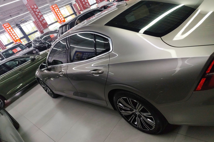 沃尔沃S60新能源 2022款 T8 E驱混动 四驱智逸豪华版车身外观4