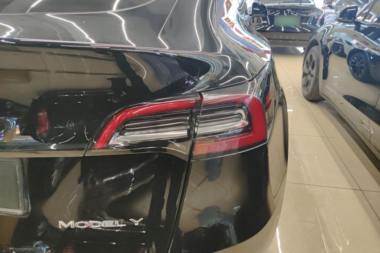 特斯拉 Model Y 2021款 标准续航后驱版车身外观9