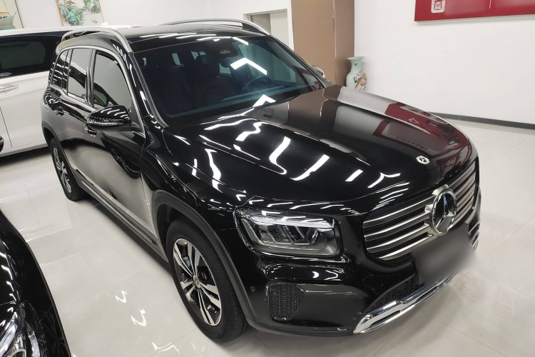 奔驰GLB 2024款 GLB 200 动感型车身外观3