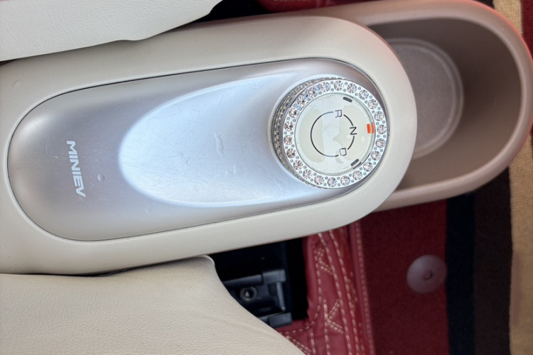 五菱汽车 宏光MINIEV 2025款 四门版 进阶款中控内饰7003