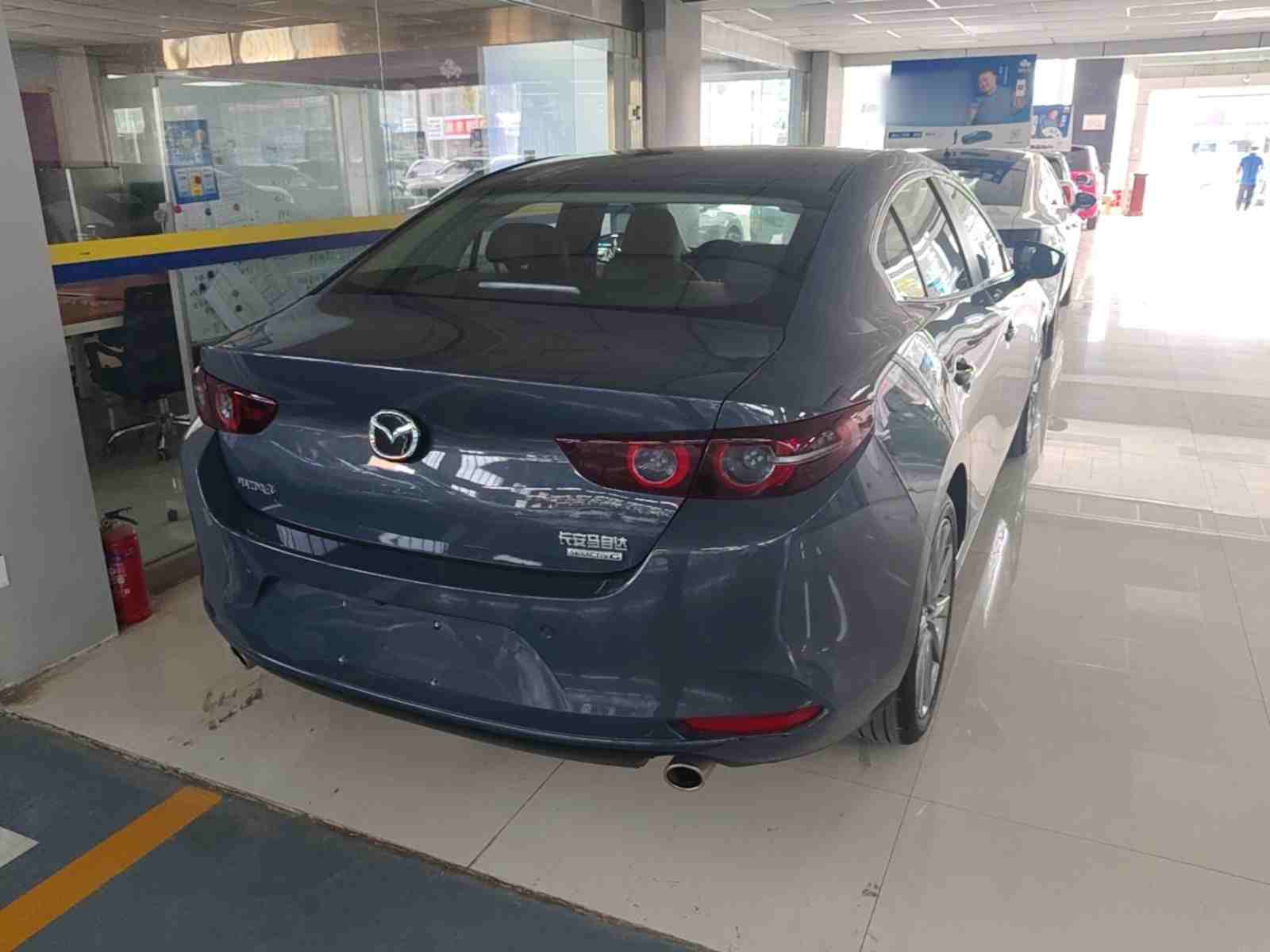 车辆右后45度外观展示